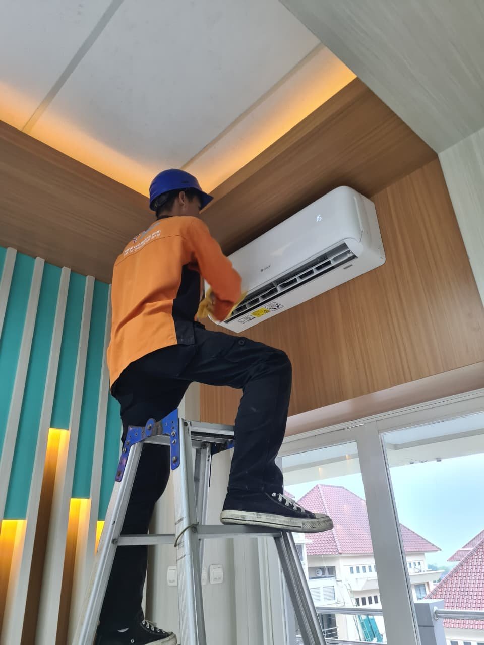 Teknisi melakukan perawatan AC